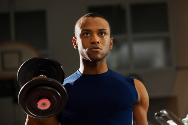 Hammer Curls featured image - man using dumbbels